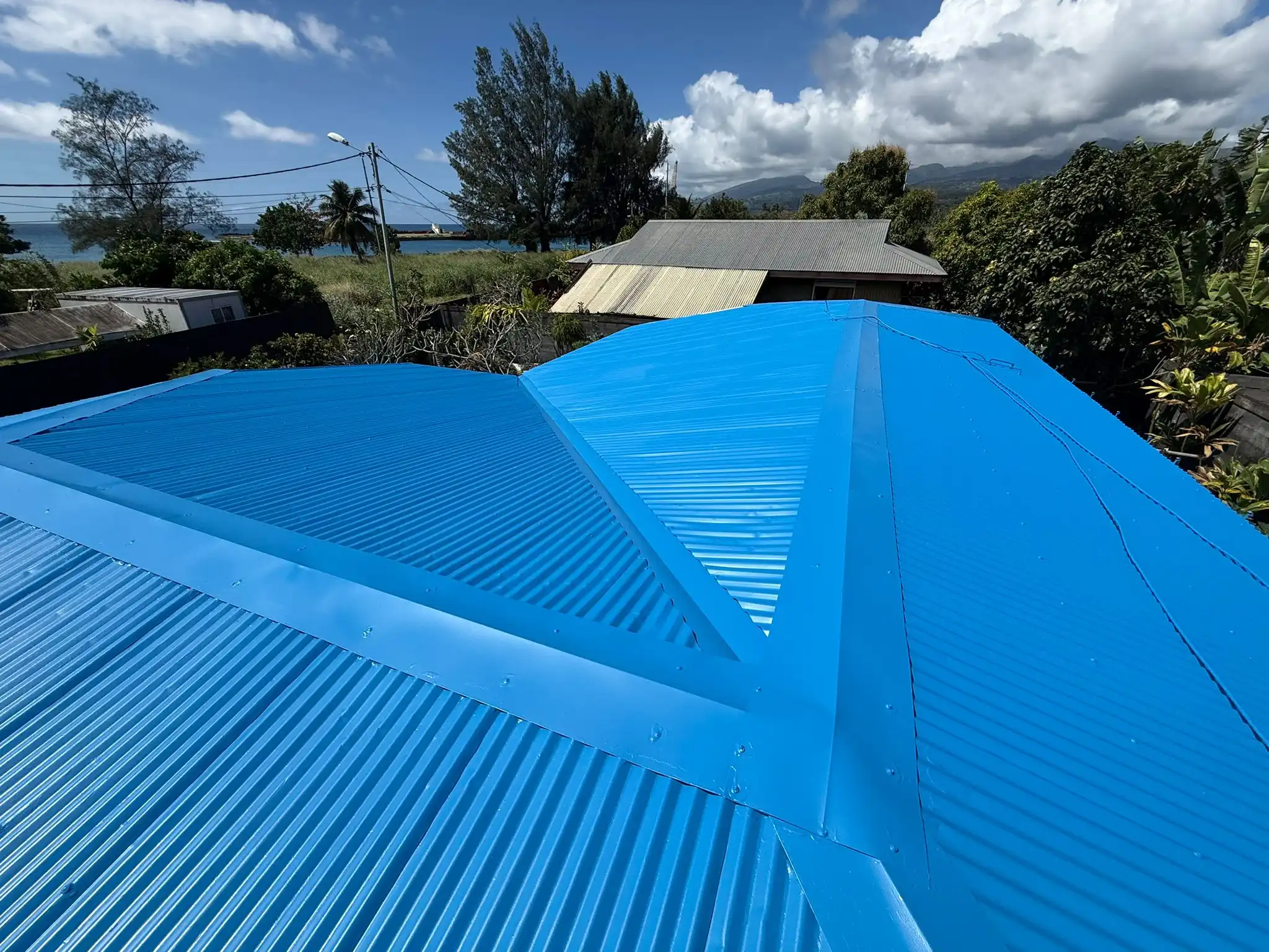 maison toit bleu apres